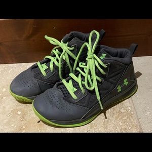 Youth under armour green basketball shoes
